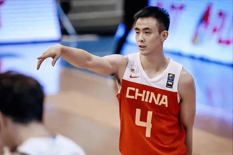 由于中卫位置人员紧张，特奥将继续客串中卫，和托莫里搭档。